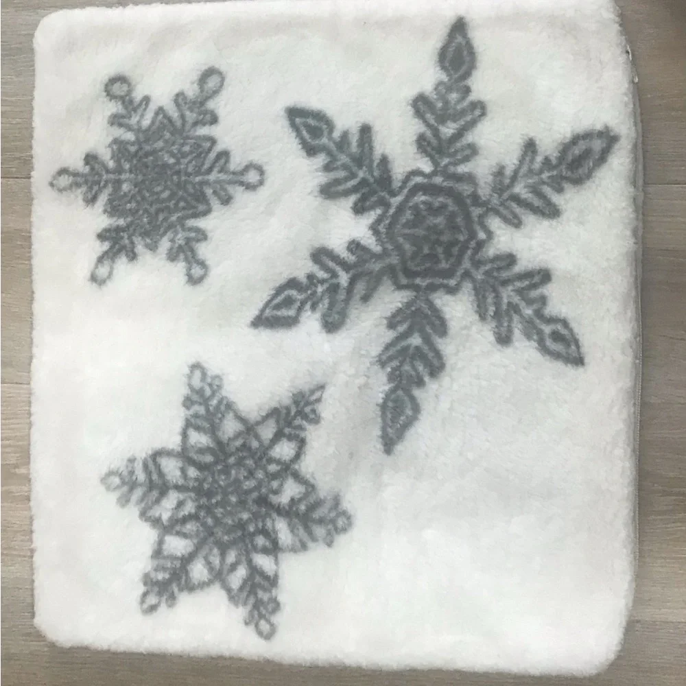 Pottery Barn Faux Fur Snowflake Jacquard Pillow Cover Ivory/Gray 18” - Picture 2 of 4